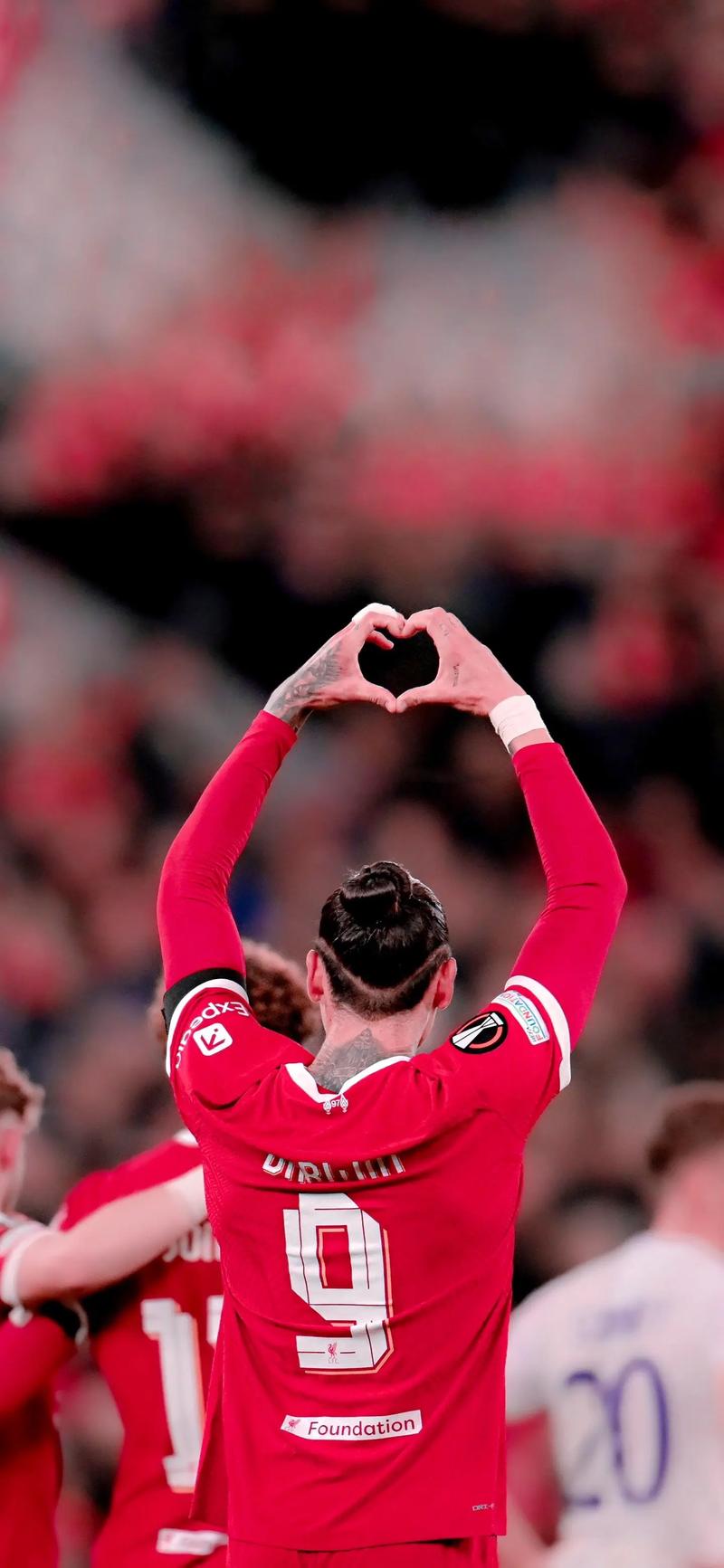 塞维利亚德比前双方极端球迷发生冲突，爆发斗殴并投掷焰火（塞维利亚德比前夕，双方极端球迷对峙升级为斗殴并投掷焰火）