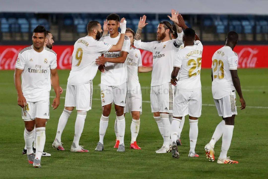 国乒香港训练！王楚钦一身黄好亮眼，莎莎苦练反手，陈幸同回归（国乒香港集训：王楚钦黄装吸睛，莎莎苦练反手，陈幸同回归）