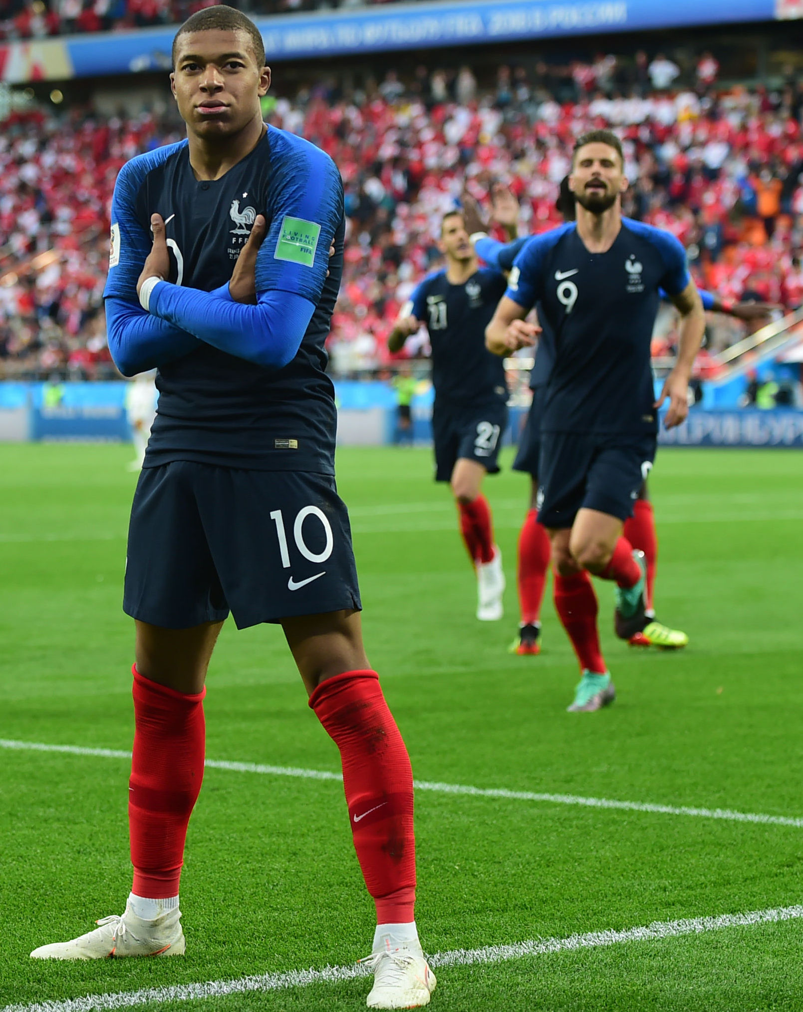 西班牙青训球队开除4名U16球员，他们曾为泄愤持刀威胁对手（因赛后泄愤持刀恐吓对手，西班牙一青训队解雇4名U16球员）