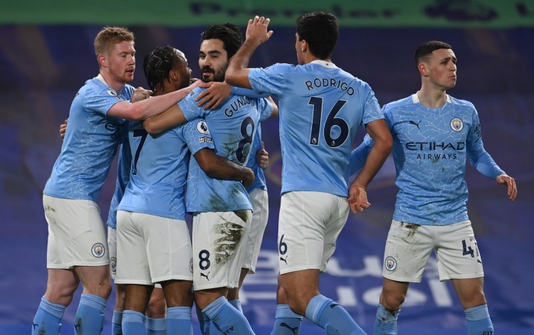 得分机器！史密斯半场11中7&三分7中4砍下19分7板3助（手感火热！史密斯半场11投7中、三分7投4中，轰下19分7篮板3助攻）