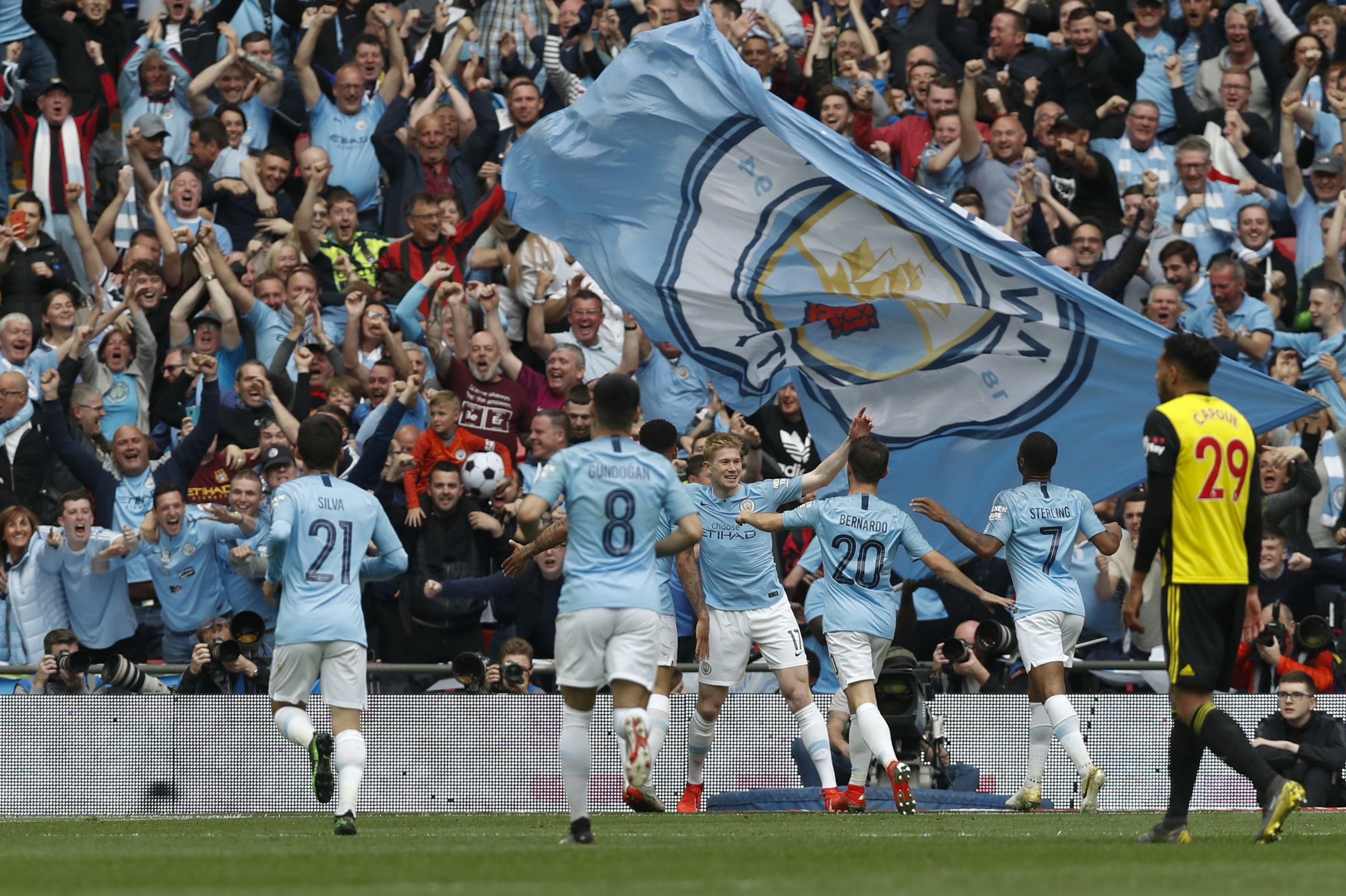 父亲：圣地亚哥从未讨论过离开的可能性，他在米兰很开心（父亲：圣地亚哥从未提及离队，他在米兰过得很开心）