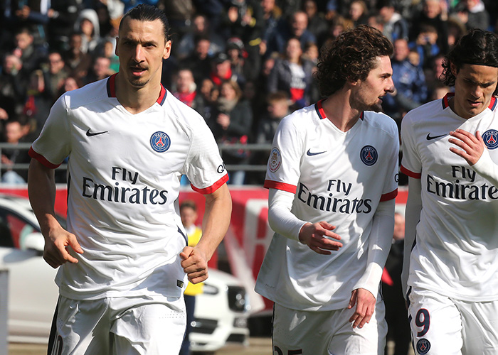 青岛西海岸晒视频：把口号带到诺坎普，老外喊“战斗青岛队”（青岛西海岸发布视频：口号响彻诺坎普，外国球迷高喊“青岛队，战斗！”）