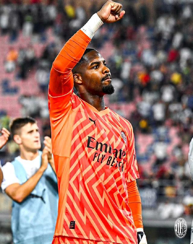 拜仁12轮不败领跑，曼城绝杀鱼腩，巴萨AC米兰登顶（拜仁12轮不败继续领跑，曼城绝杀弱旅，巴萨、AC米兰齐登顶）